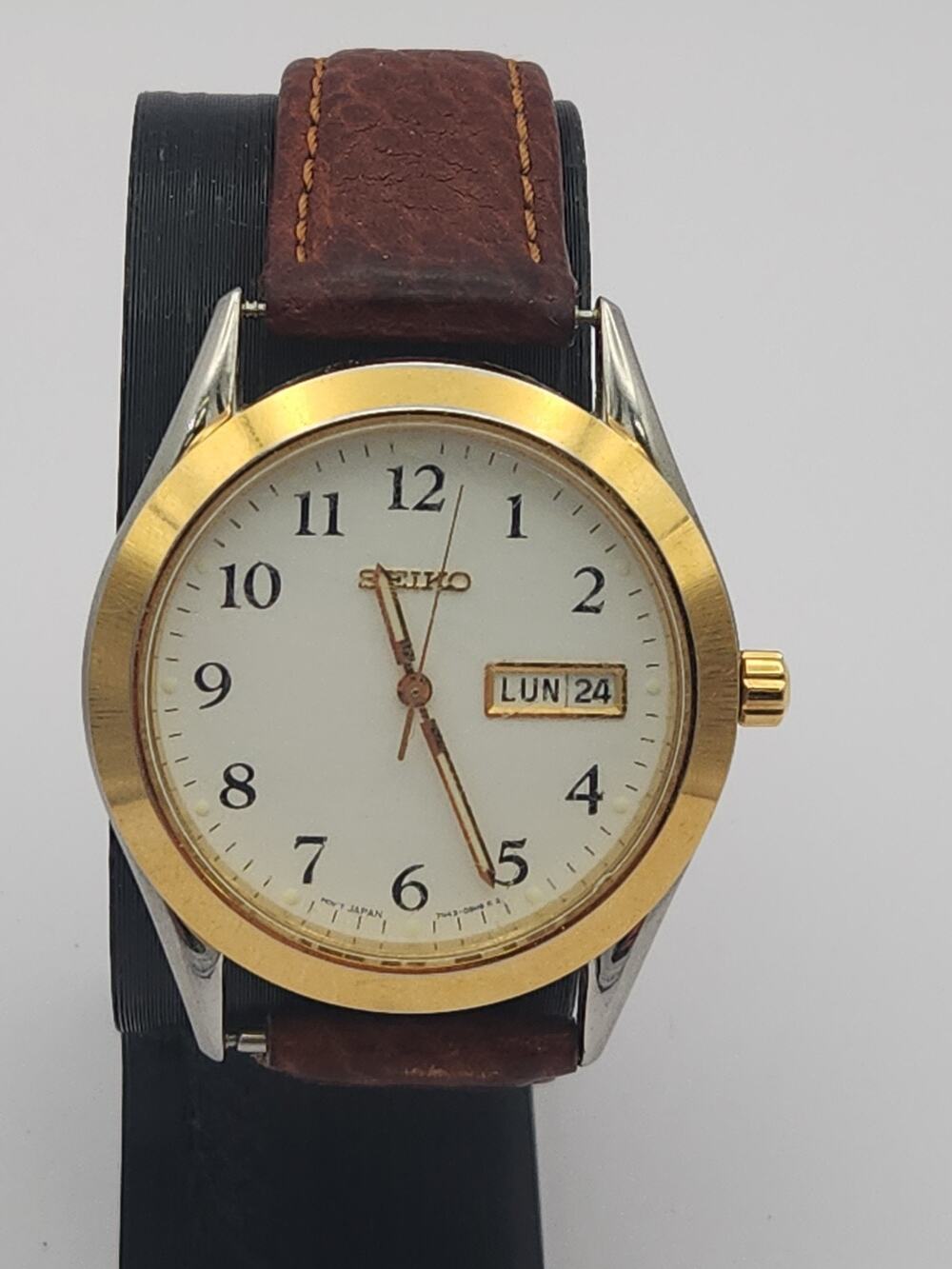 Seiko 7N43-9070 Stainless Steel Day/Date Quartz Wristwatch (Working New Battery)